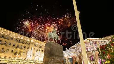 在莫斯科市中心的Tverskaya广场上燃放烟花。 尤里·多格鲁基纪念碑，俄罗斯带变焦